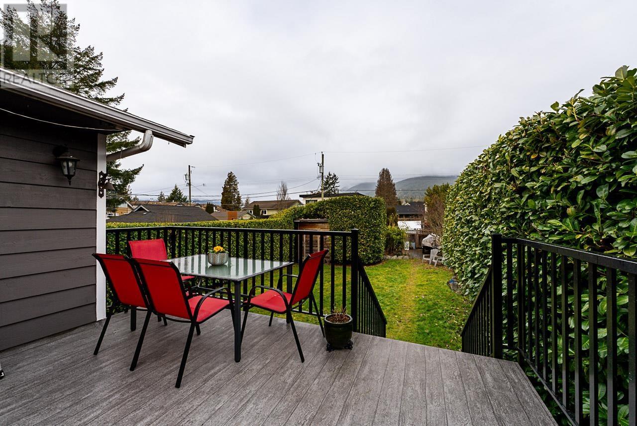 












328 E 16TH STREET

,
North Vancouver,




British Columbia
V7L2T2

