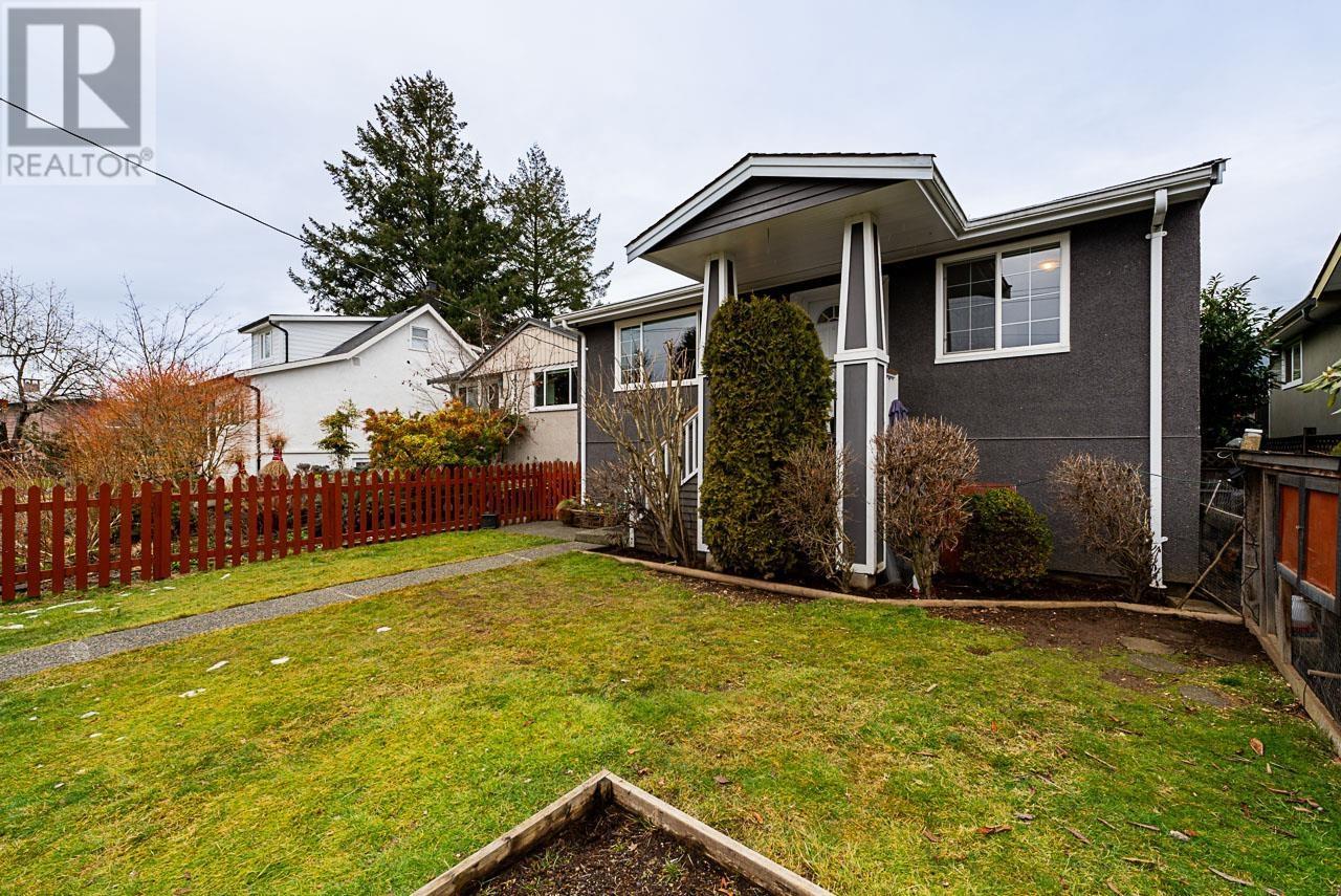 












328 E 16TH STREET

,
North Vancouver,




British Columbia
V7L2T2

