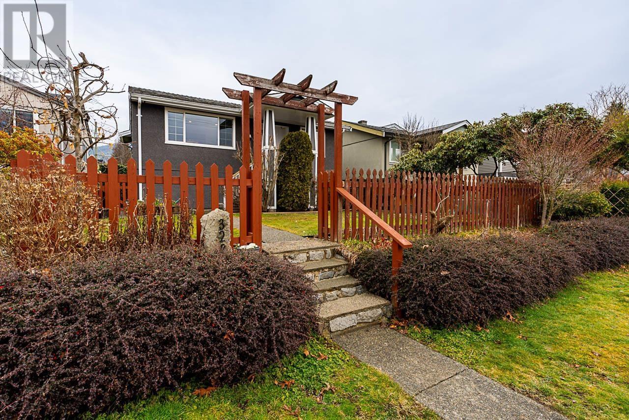 












328 E 16TH STREET

,
North Vancouver,




British Columbia
V7L2T2

