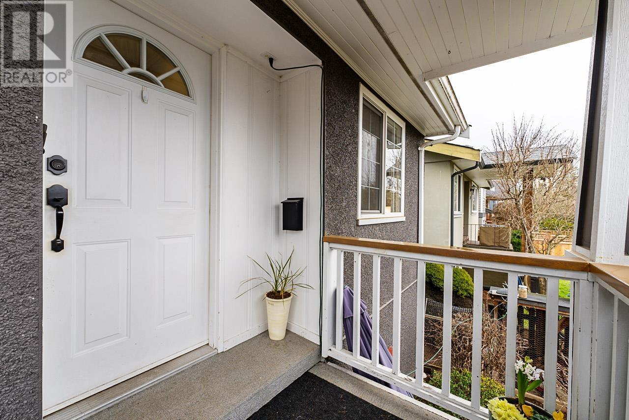 












328 E 16TH STREET

,
North Vancouver,




British Columbia
V7L2T2

