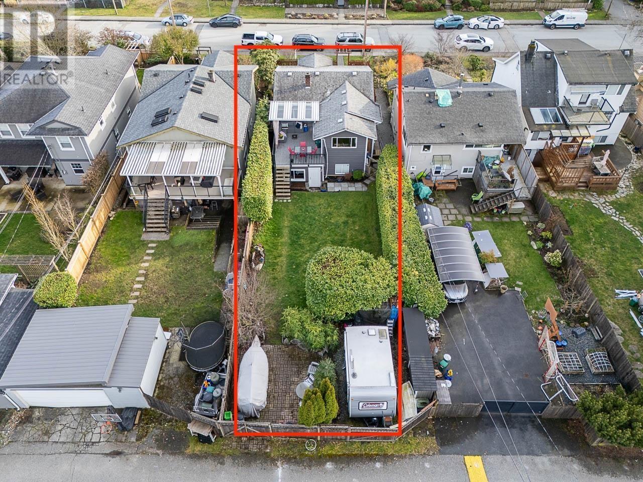 












328 E 16TH STREET

,
North Vancouver,




British Columbia
V7L2T2

