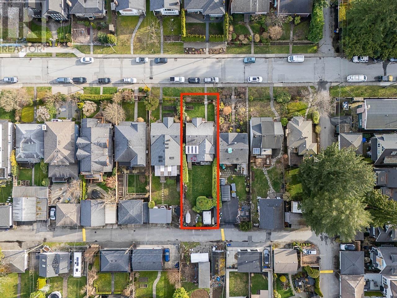 












328 E 16TH STREET

,
North Vancouver,




British Columbia
V7L2T2


