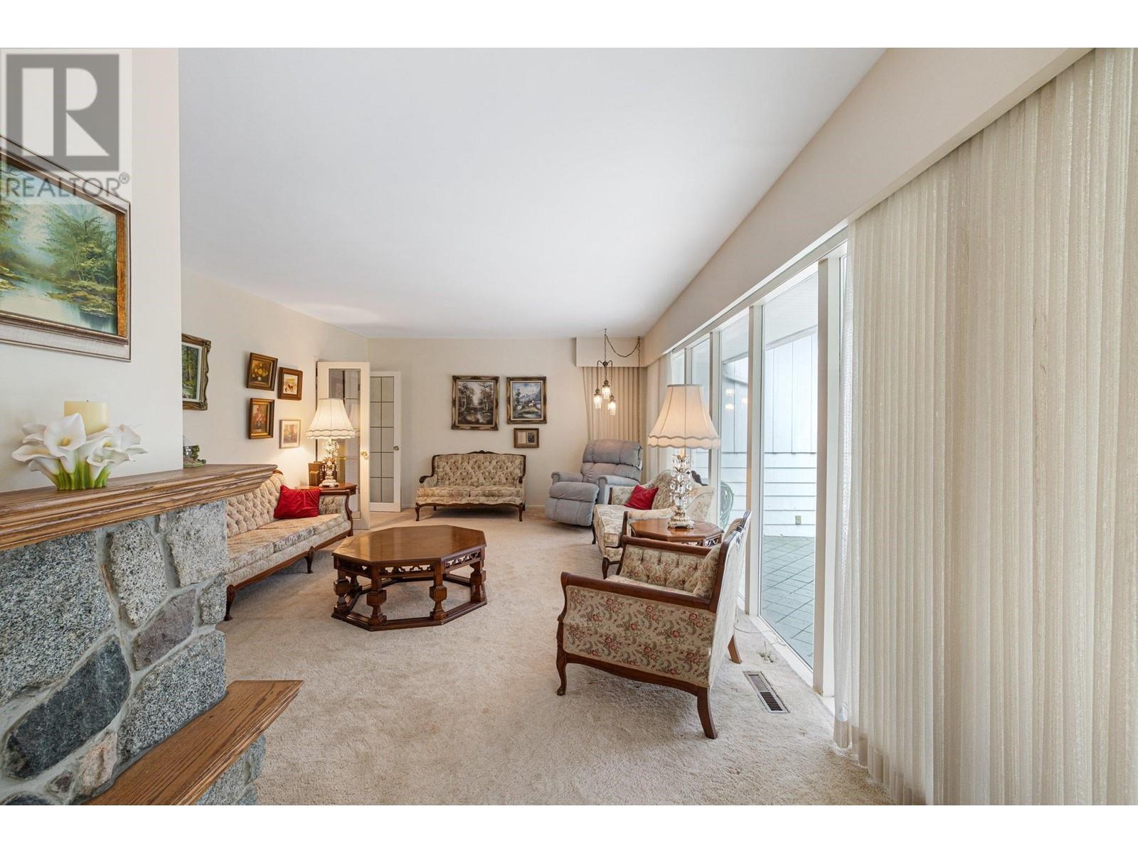 












350 ST JAMES CRESCENT

,
West Vancouver,




British Columbia
V7S1J8

