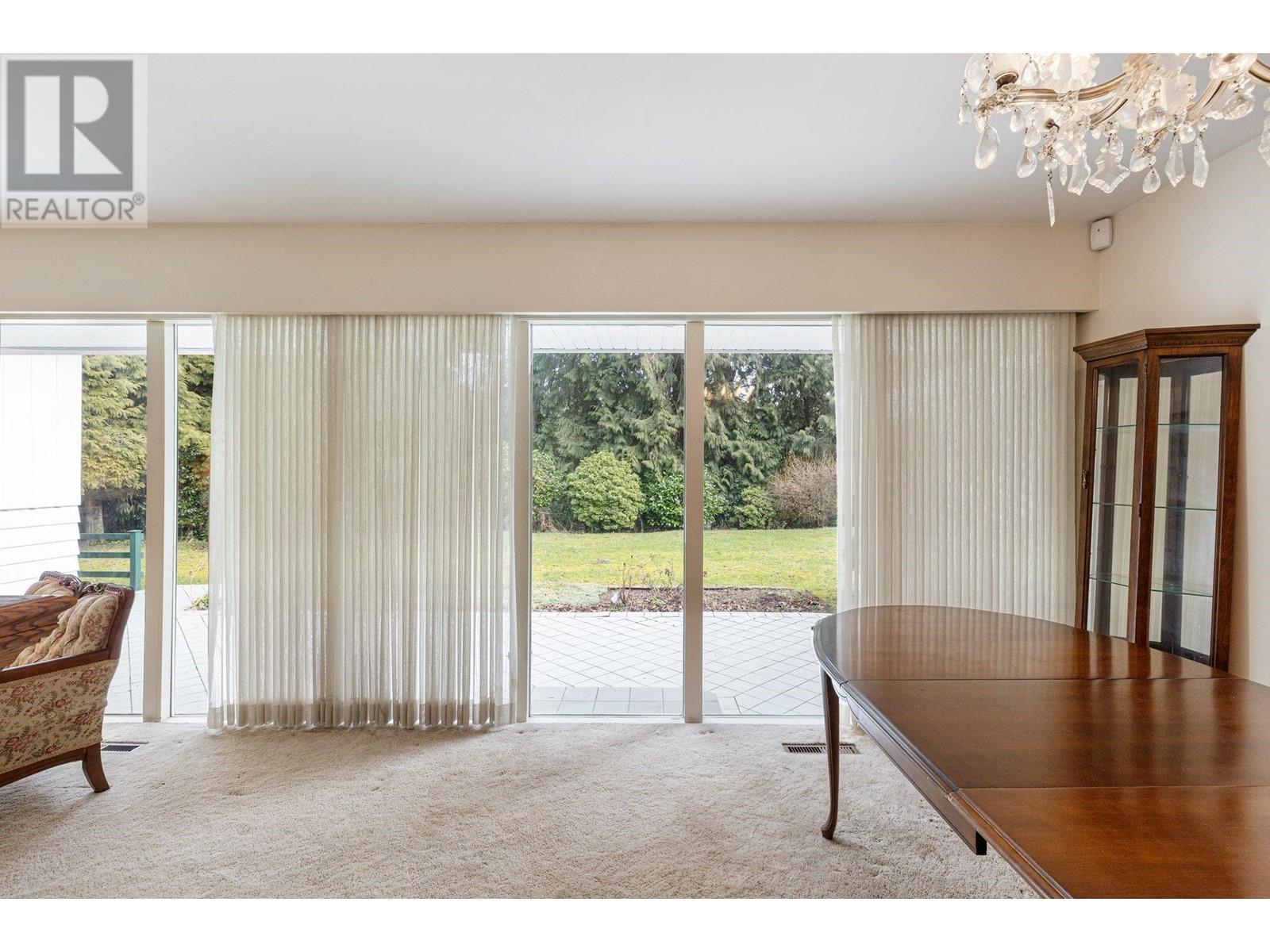 












350 ST JAMES CRESCENT

,
West Vancouver,




British Columbia
V7S1J8

