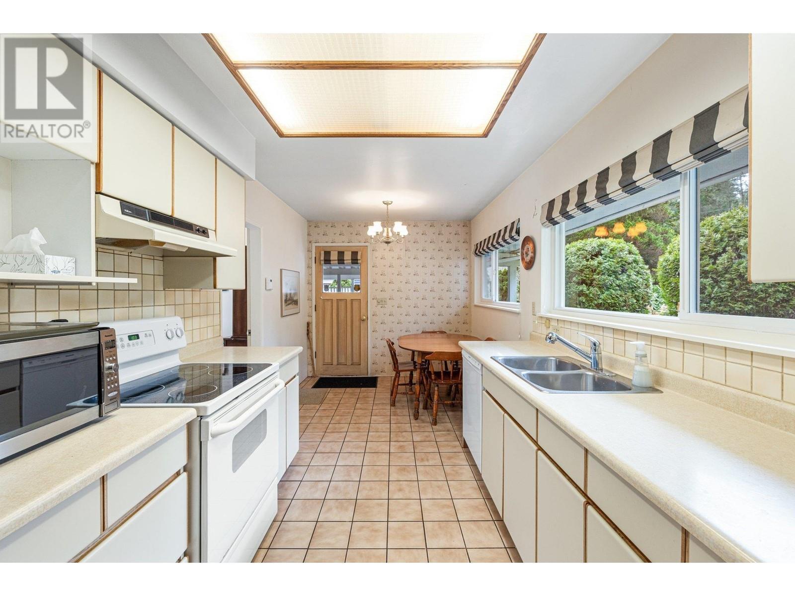 












350 ST JAMES CRESCENT

,
West Vancouver,




British Columbia
V7S1J8

