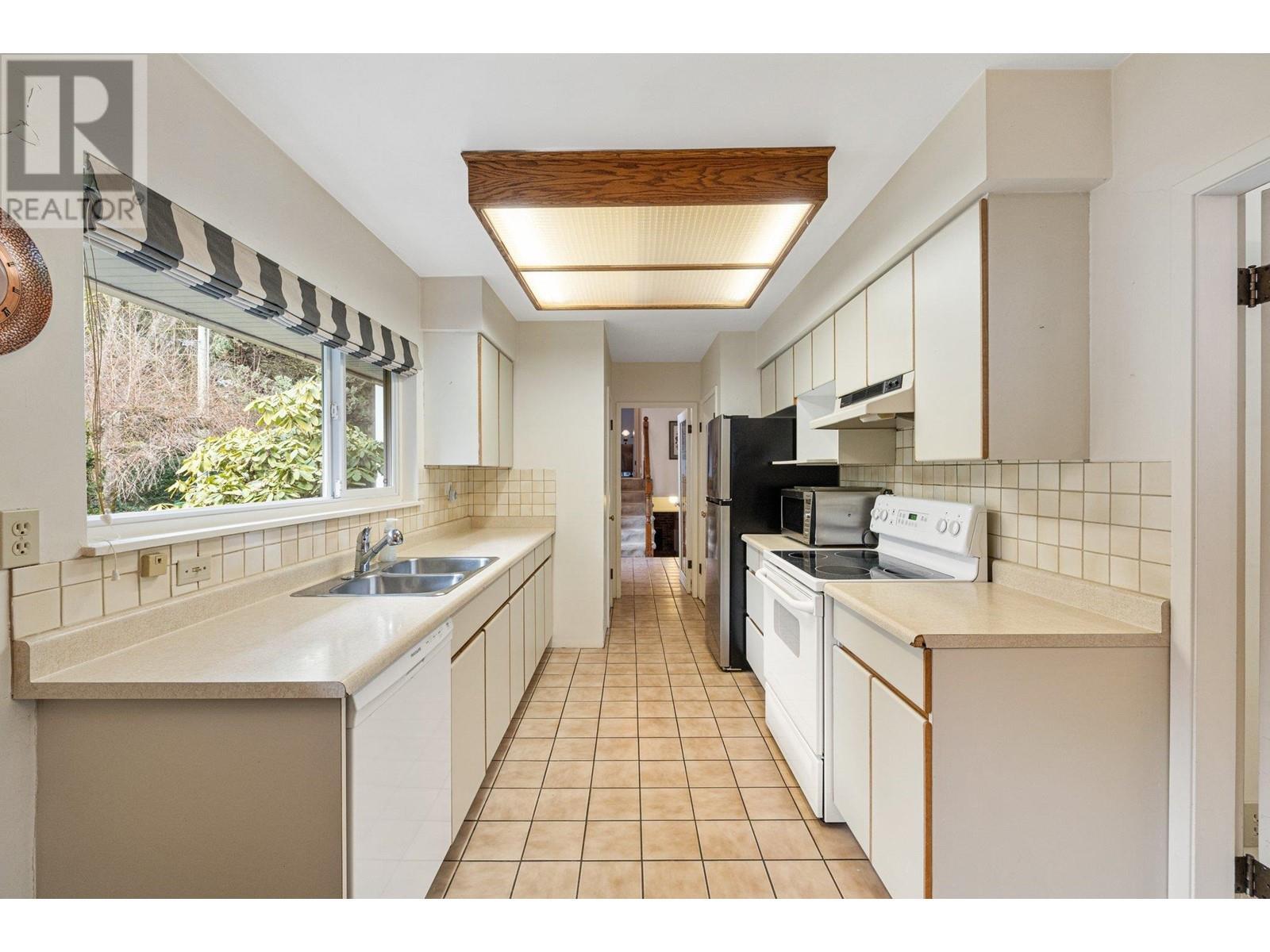 












350 ST JAMES CRESCENT

,
West Vancouver,




British Columbia
V7S1J8

