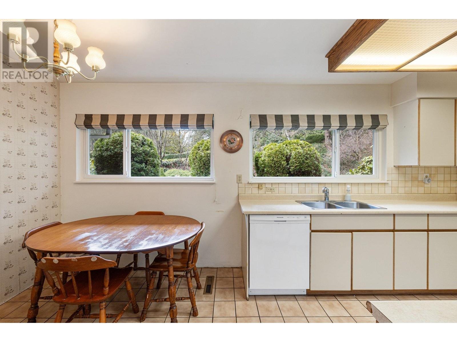 












350 ST JAMES CRESCENT

,
West Vancouver,




British Columbia
V7S1J8

