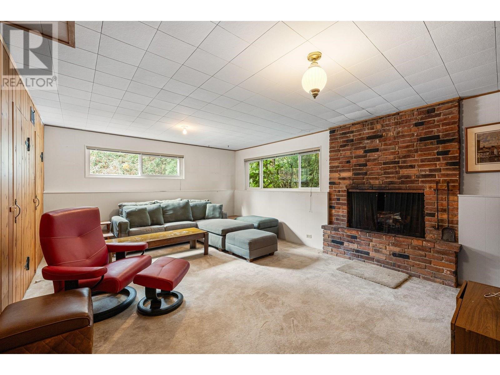 












350 ST JAMES CRESCENT

,
West Vancouver,




British Columbia
V7S1J8

