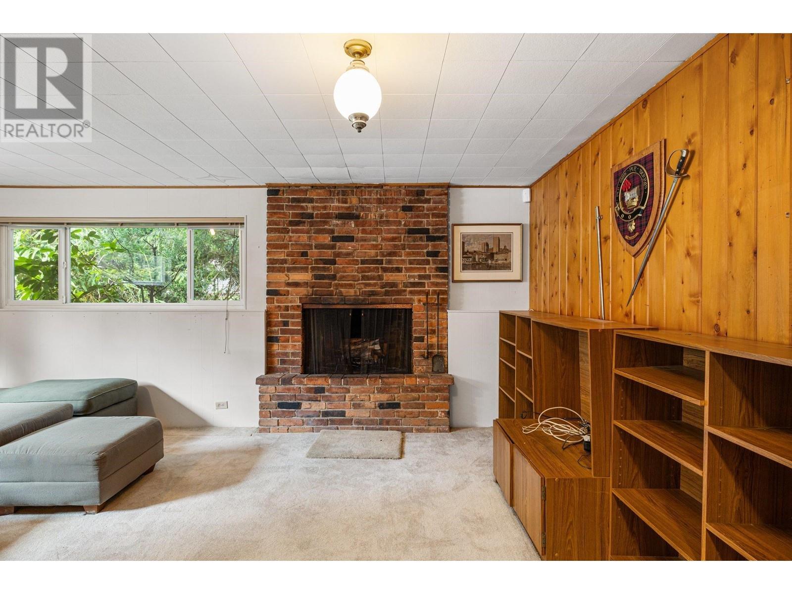 












350 ST JAMES CRESCENT

,
West Vancouver,




British Columbia
V7S1J8

