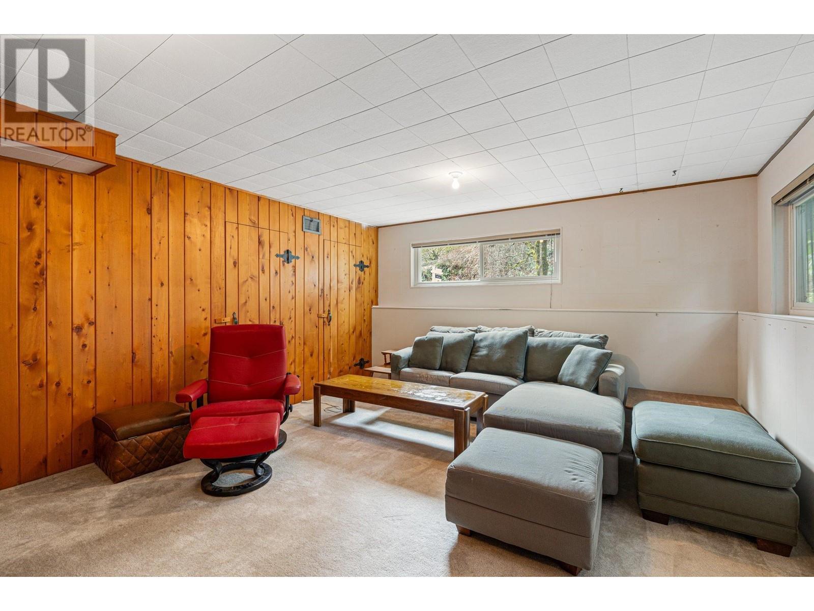 












350 ST JAMES CRESCENT

,
West Vancouver,




British Columbia
V7S1J8

