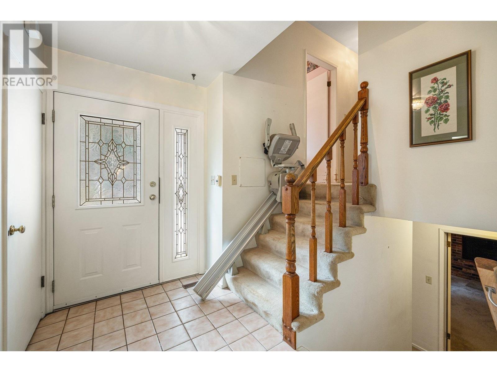 












350 ST JAMES CRESCENT

,
West Vancouver,




British Columbia
V7S1J8

