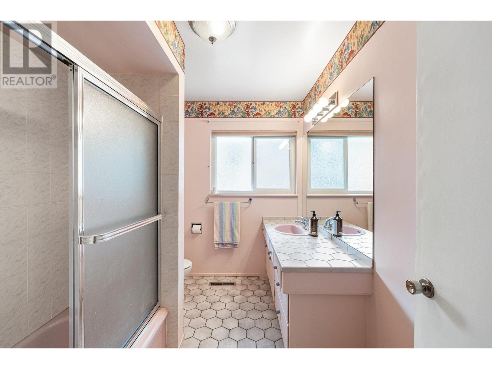 












350 ST JAMES CRESCENT

,
West Vancouver,




British Columbia
V7S1J8

