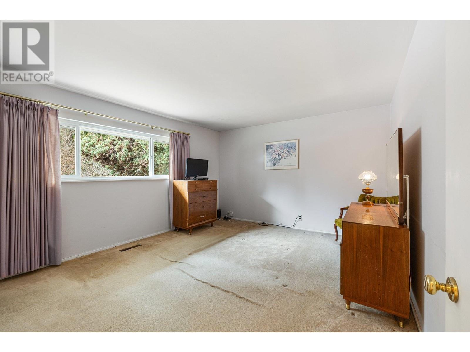 












350 ST JAMES CRESCENT

,
West Vancouver,




British Columbia
V7S1J8

