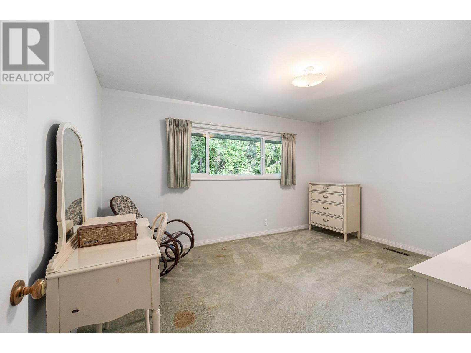 












350 ST JAMES CRESCENT

,
West Vancouver,




British Columbia
V7S1J8

