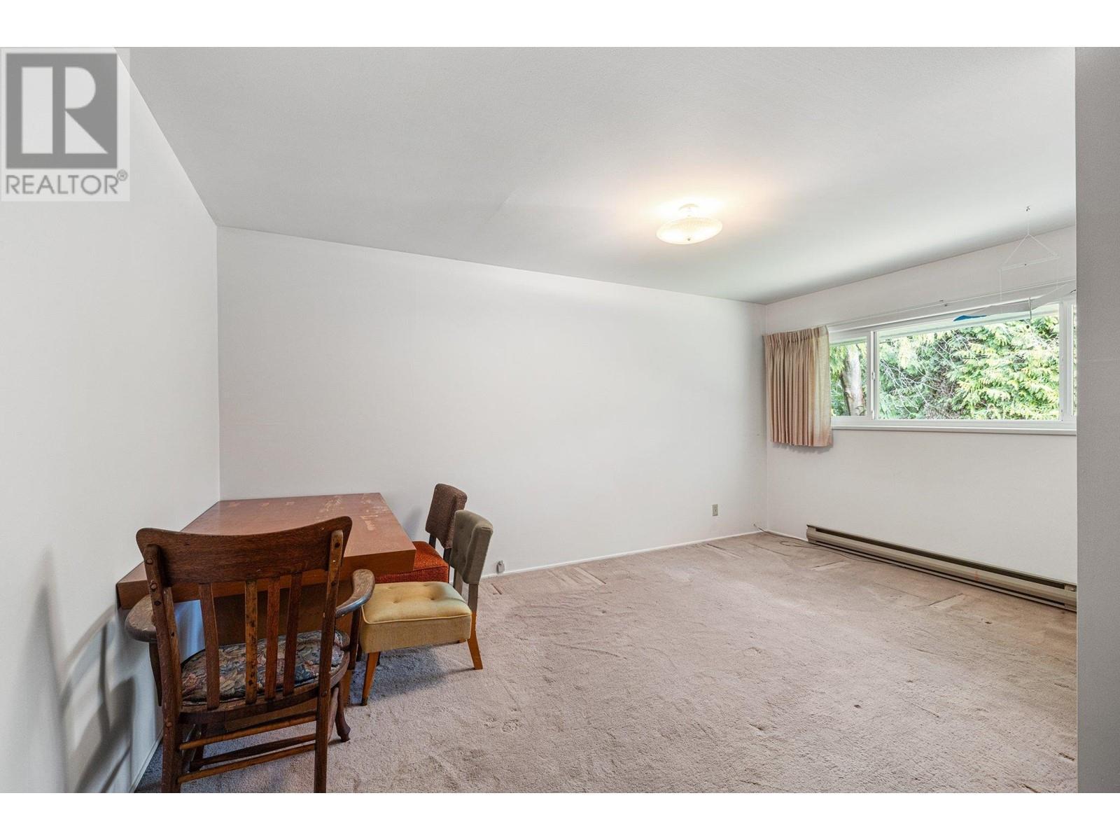 












350 ST JAMES CRESCENT

,
West Vancouver,




British Columbia
V7S1J8

