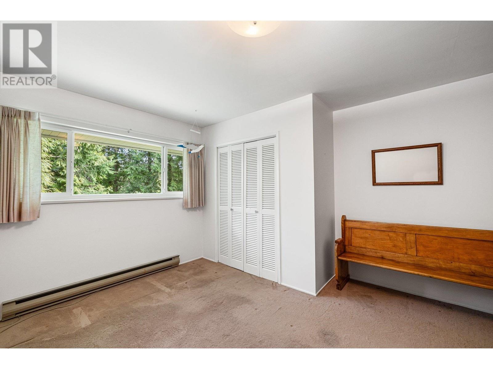 












350 ST JAMES CRESCENT

,
West Vancouver,




British Columbia
V7S1J8

