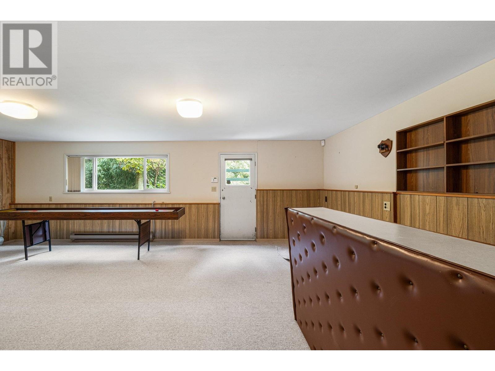 












350 ST JAMES CRESCENT

,
West Vancouver,




British Columbia
V7S1J8

