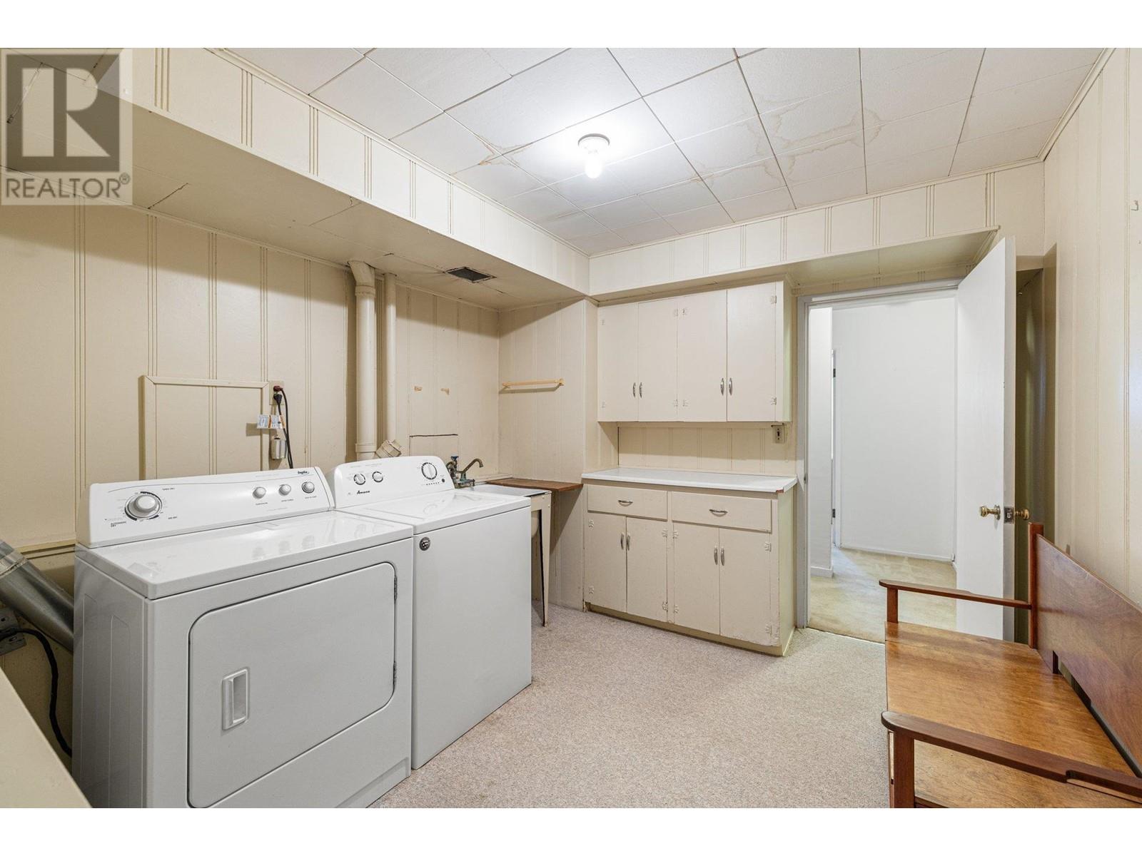 












350 ST JAMES CRESCENT

,
West Vancouver,




British Columbia
V7S1J8

