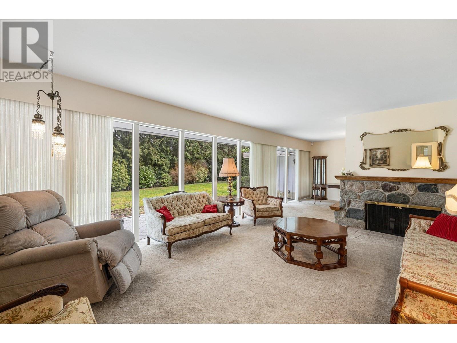 












350 ST JAMES CRESCENT

,
West Vancouver,




British Columbia
V7S1J8

