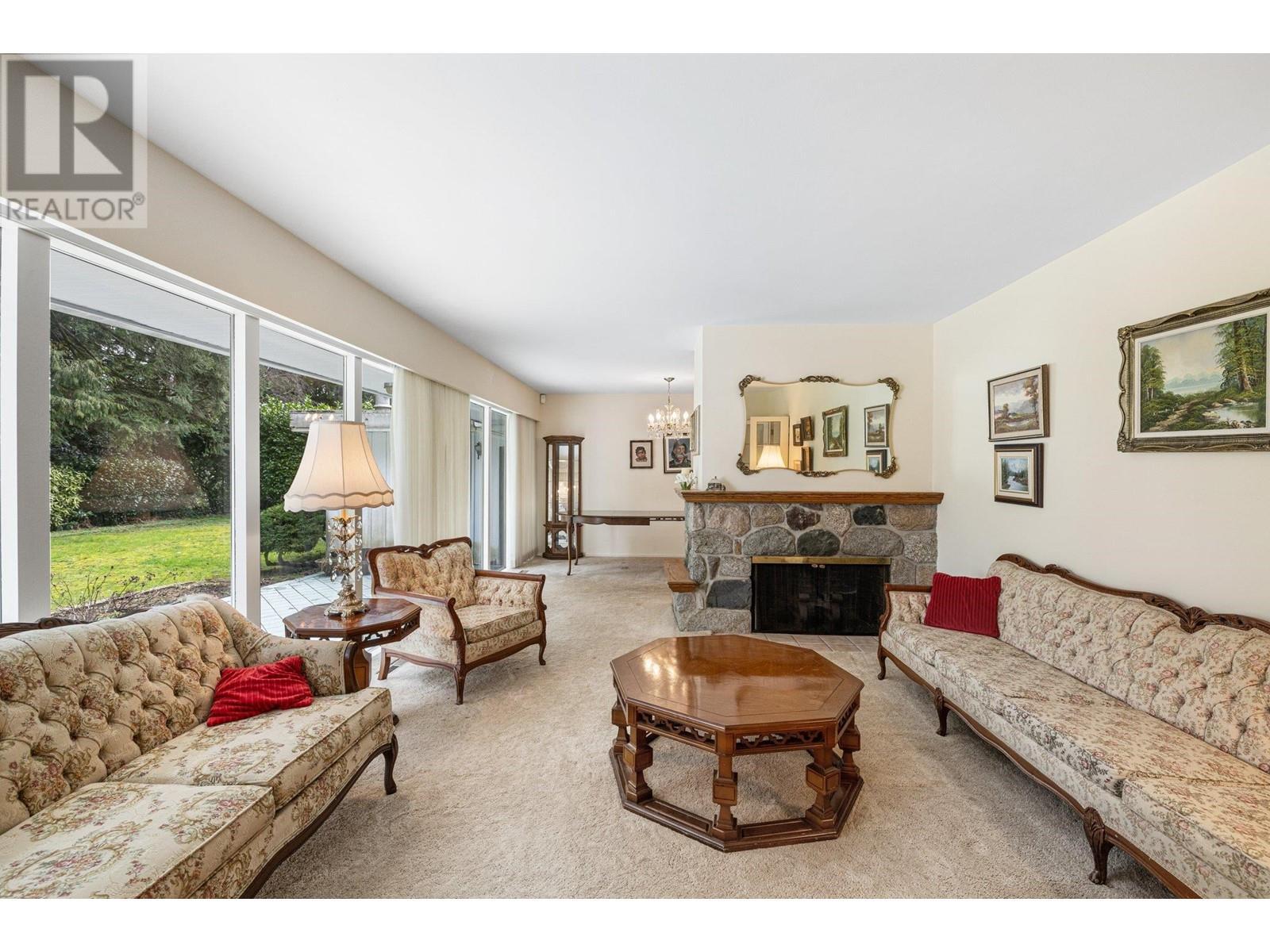 












350 ST JAMES CRESCENT

,
West Vancouver,




British Columbia
V7S1J8

