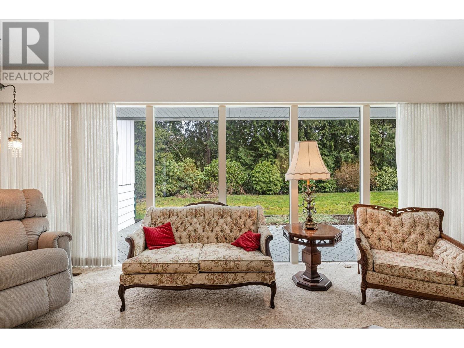 












350 ST JAMES CRESCENT

,
West Vancouver,




British Columbia
V7S1J8

