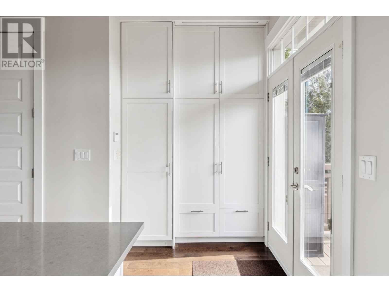 












2806 W 7TH AVENUE

,
Vancouver,




British Columbia
V6K1Z6

