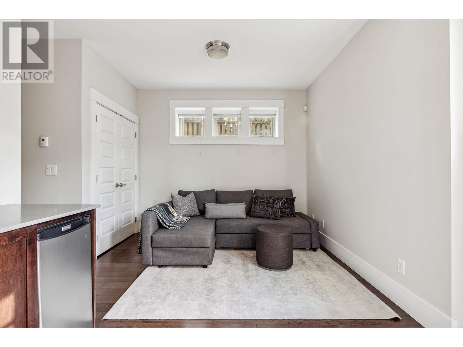 












2806 W 7TH AVENUE

,
Vancouver,




British Columbia
V6K1Z6

