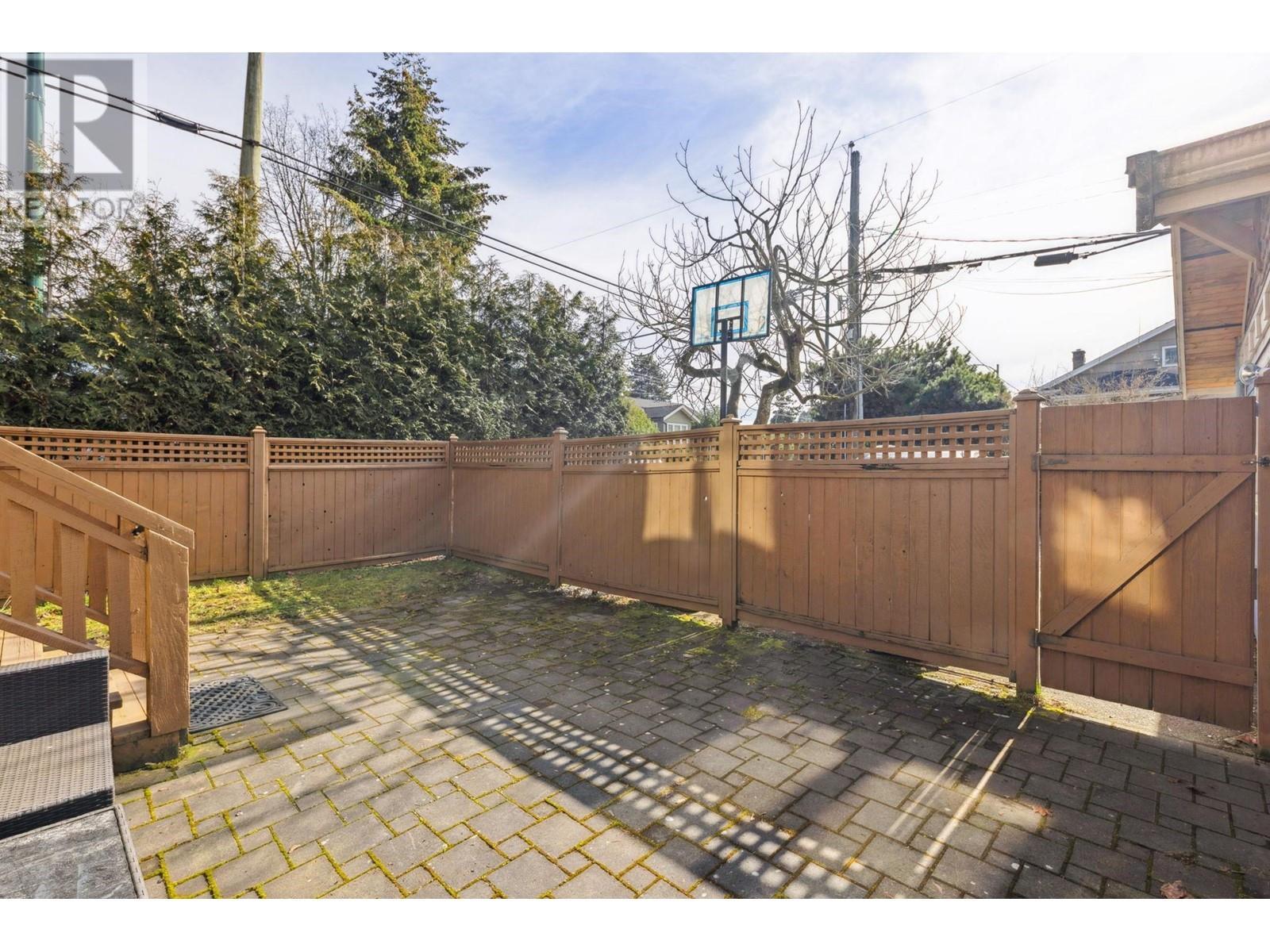 












2806 W 7TH AVENUE

,
Vancouver,




British Columbia
V6K1Z6

