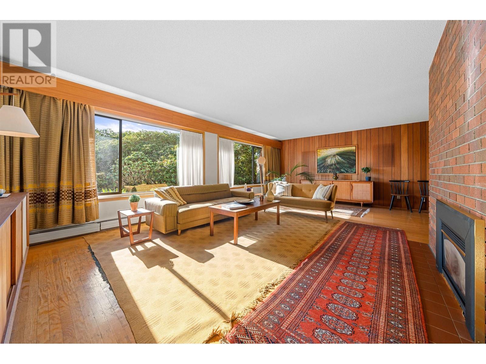












945 GROVELAND ROAD

,
West Vancouver,




British Columbia
V7S1Y9

