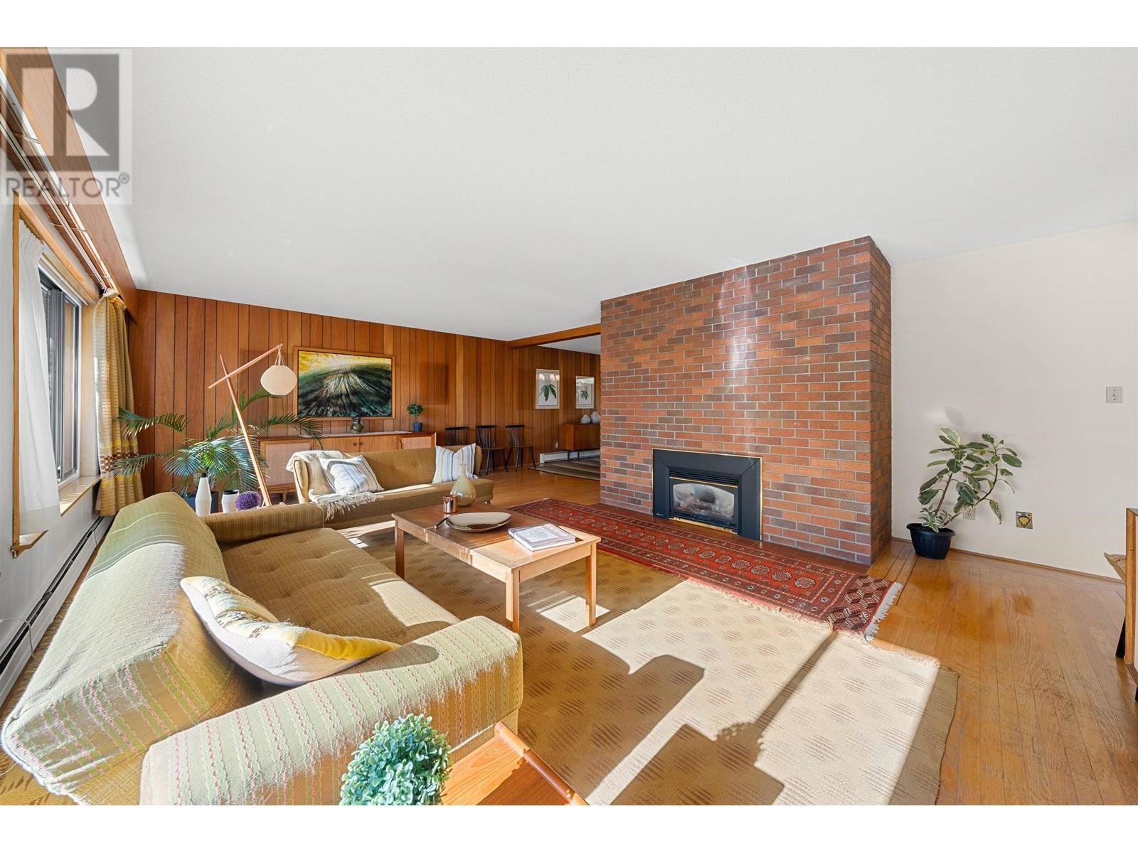 












945 GROVELAND ROAD

,
West Vancouver,




British Columbia
V7S1Y9

