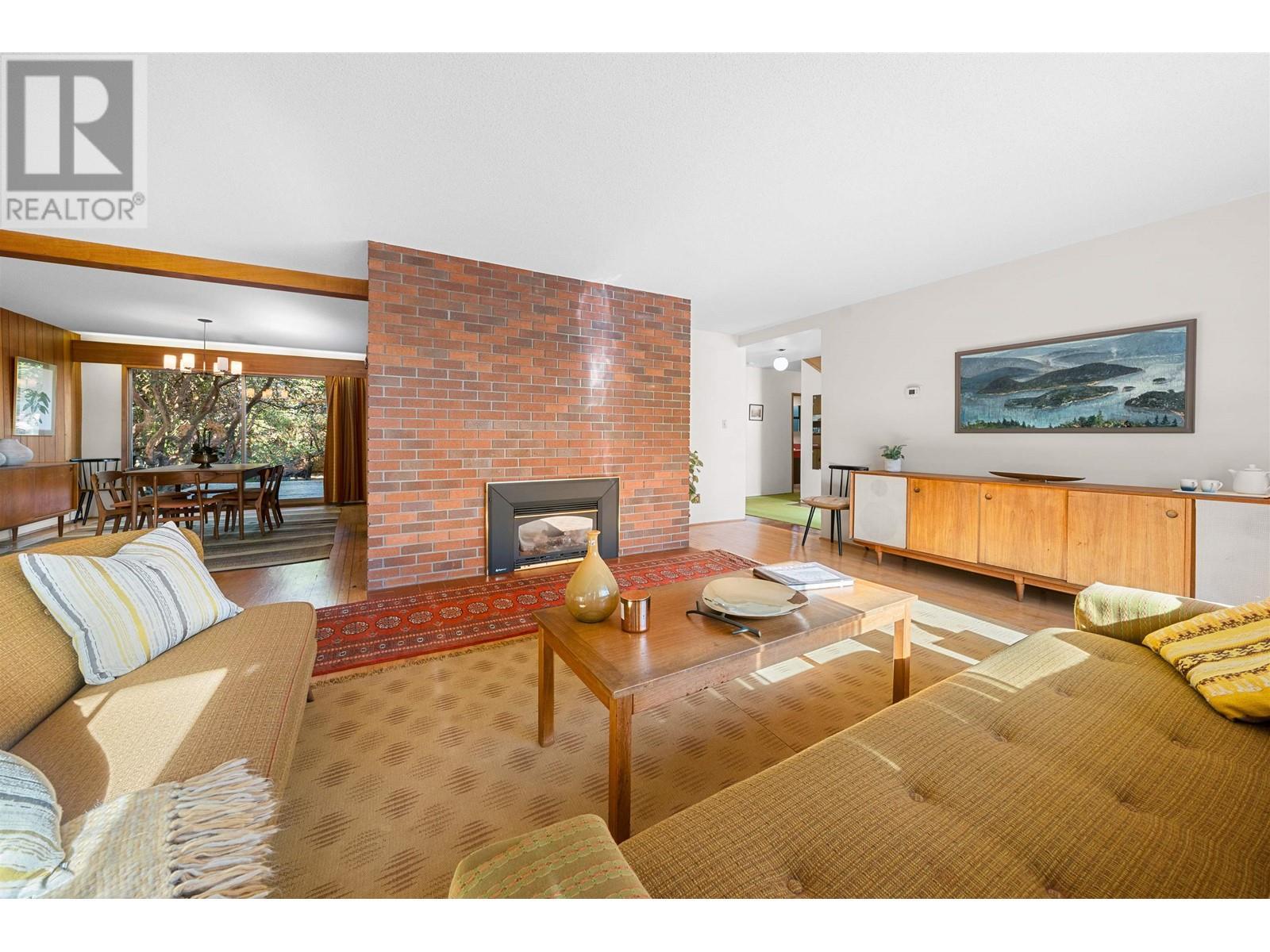 












945 GROVELAND ROAD

,
West Vancouver,




British Columbia
V7S1Y9

