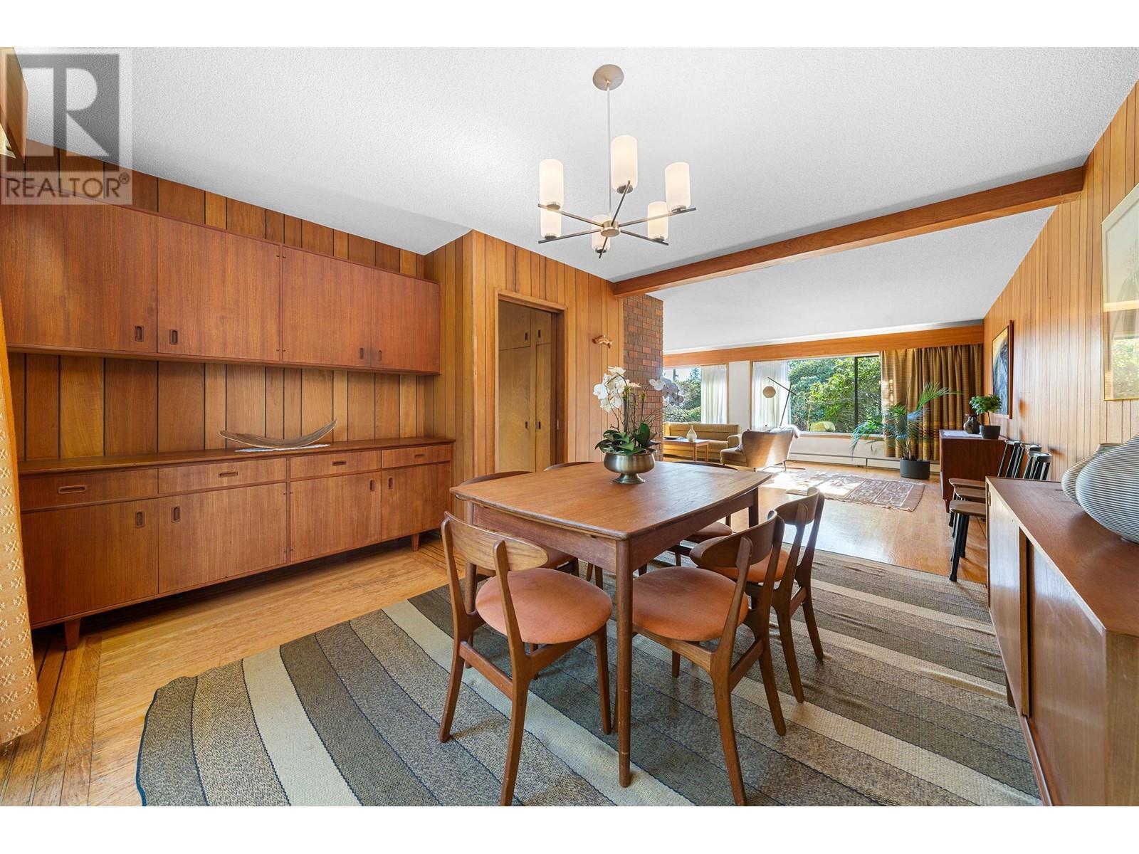 












945 GROVELAND ROAD

,
West Vancouver,




British Columbia
V7S1Y9

