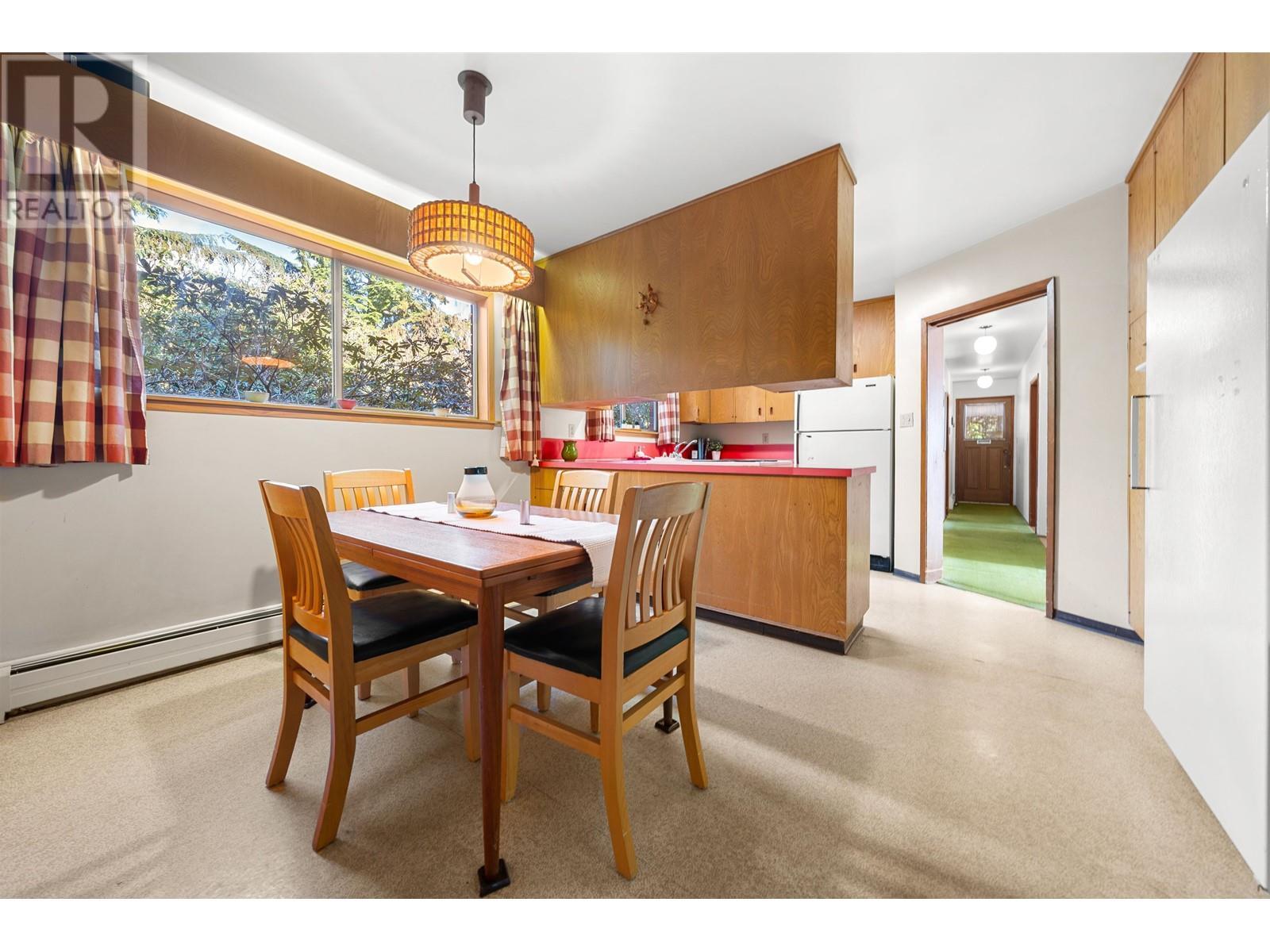 












945 GROVELAND ROAD

,
West Vancouver,




British Columbia
V7S1Y9

