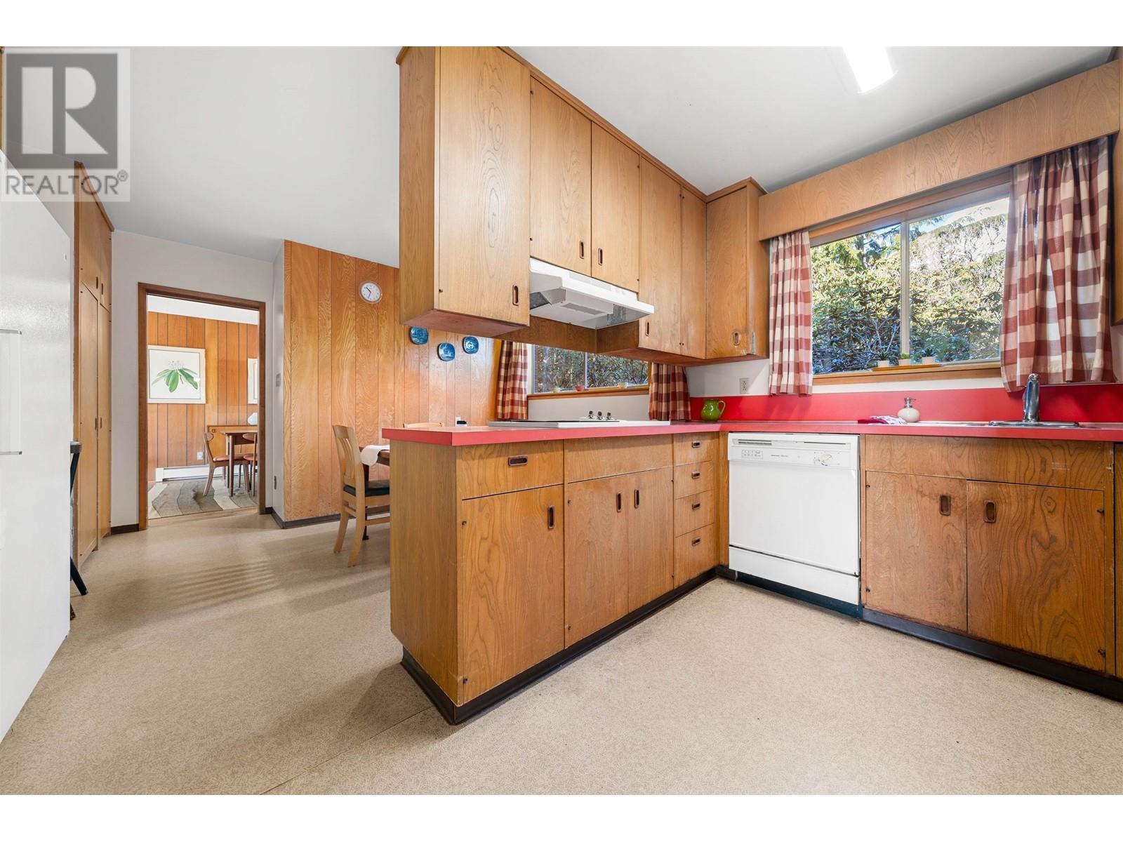 












945 GROVELAND ROAD

,
West Vancouver,




British Columbia
V7S1Y9

