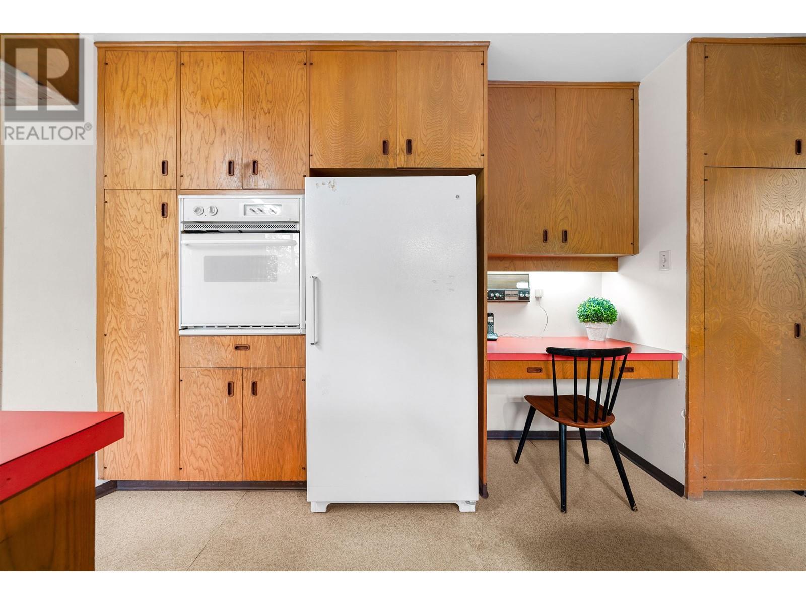 












945 GROVELAND ROAD

,
West Vancouver,




British Columbia
V7S1Y9

