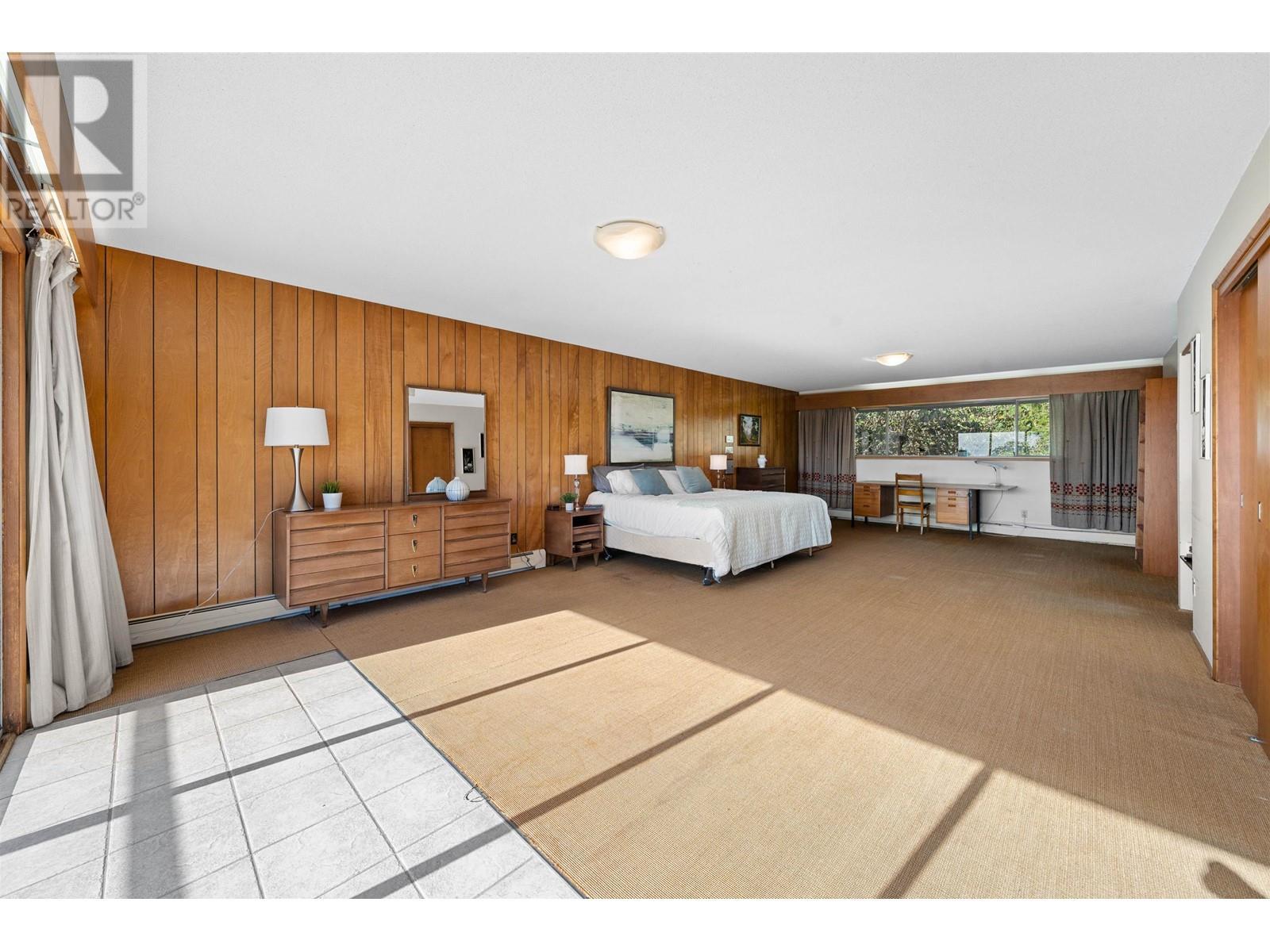












945 GROVELAND ROAD

,
West Vancouver,




British Columbia
V7S1Y9

