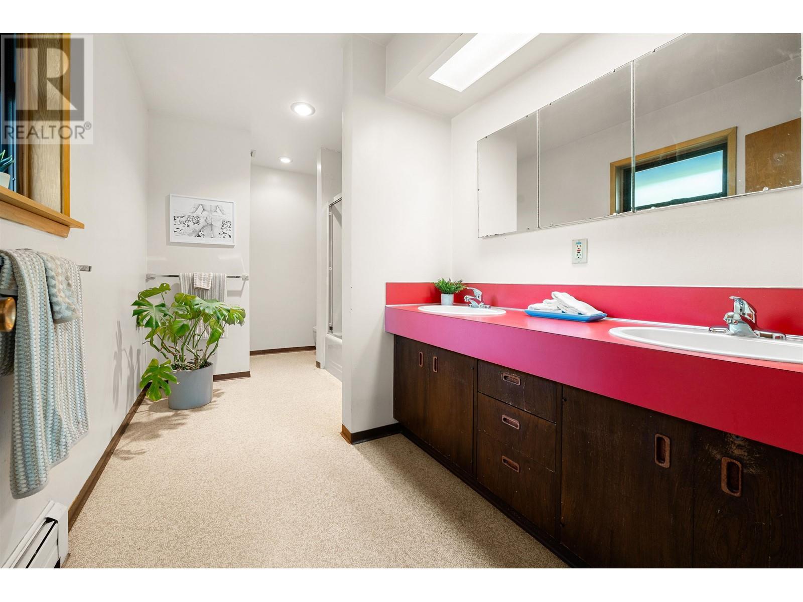 












945 GROVELAND ROAD

,
West Vancouver,




British Columbia
V7S1Y9

