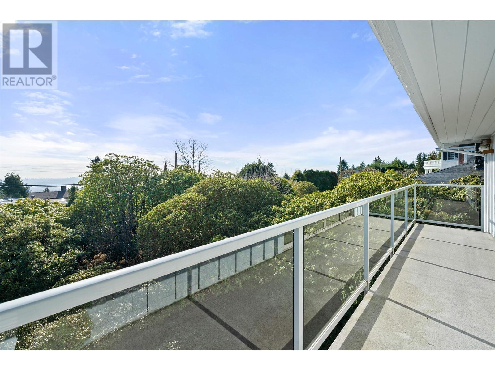 












945 GROVELAND ROAD

,
West Vancouver,




British Columbia
V7S1Y9

