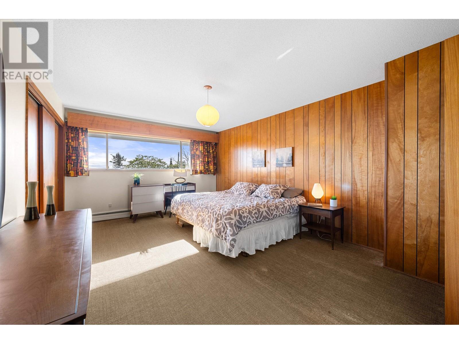 












945 GROVELAND ROAD

,
West Vancouver,




British Columbia
V7S1Y9

