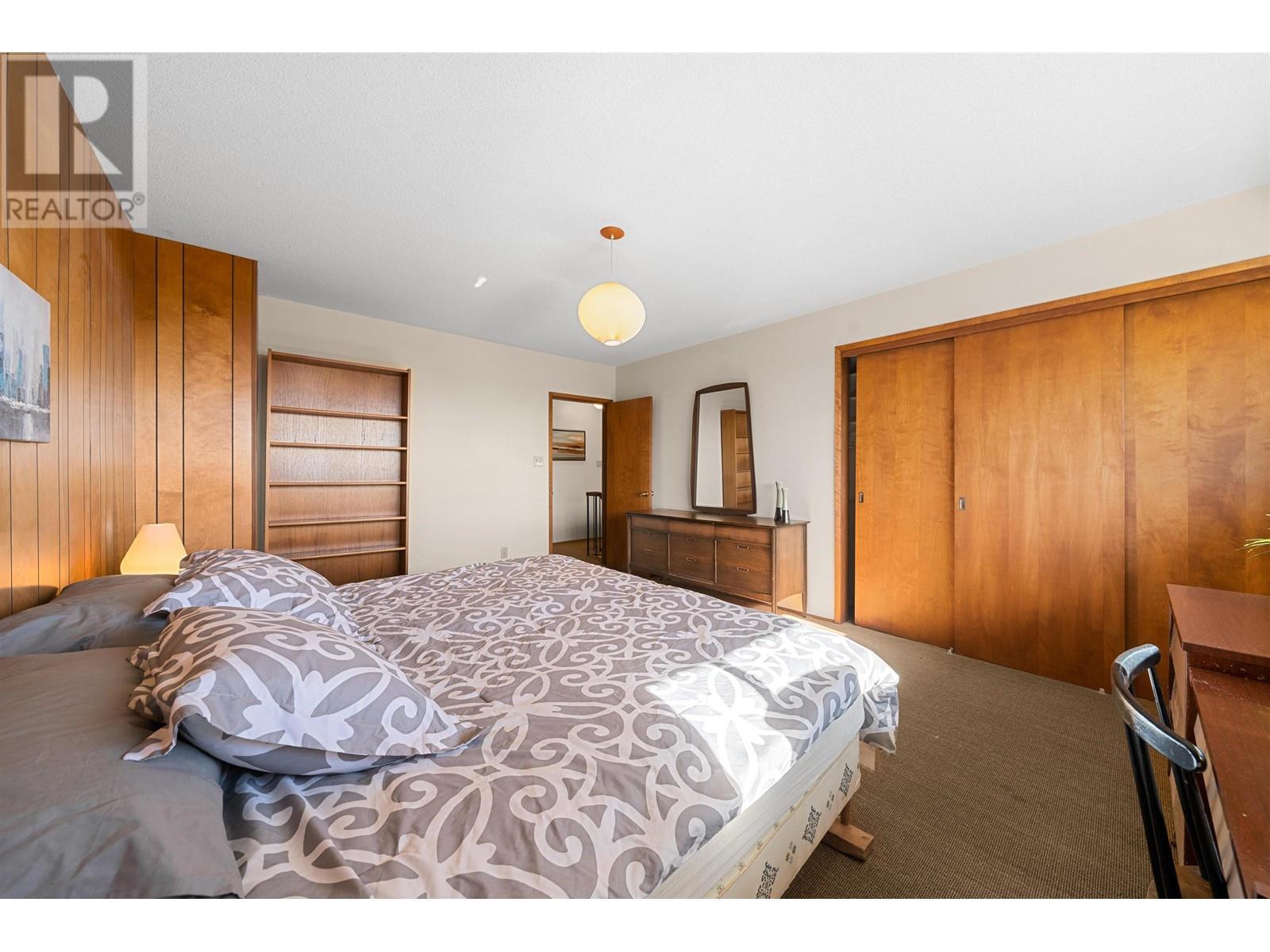 












945 GROVELAND ROAD

,
West Vancouver,




British Columbia
V7S1Y9

