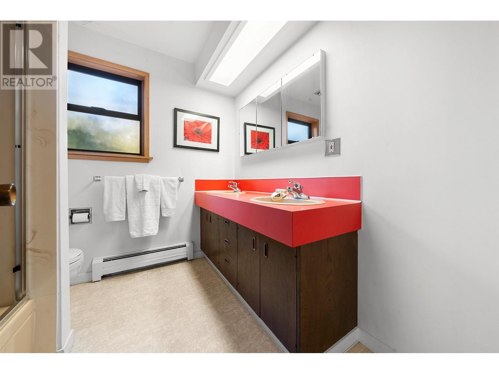 












945 GROVELAND ROAD

,
West Vancouver,




British Columbia
V7S1Y9

