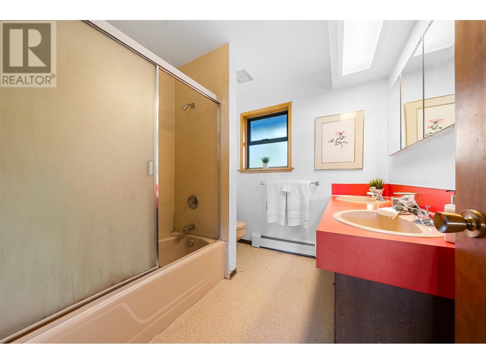 












945 GROVELAND ROAD

,
West Vancouver,




British Columbia
V7S1Y9


