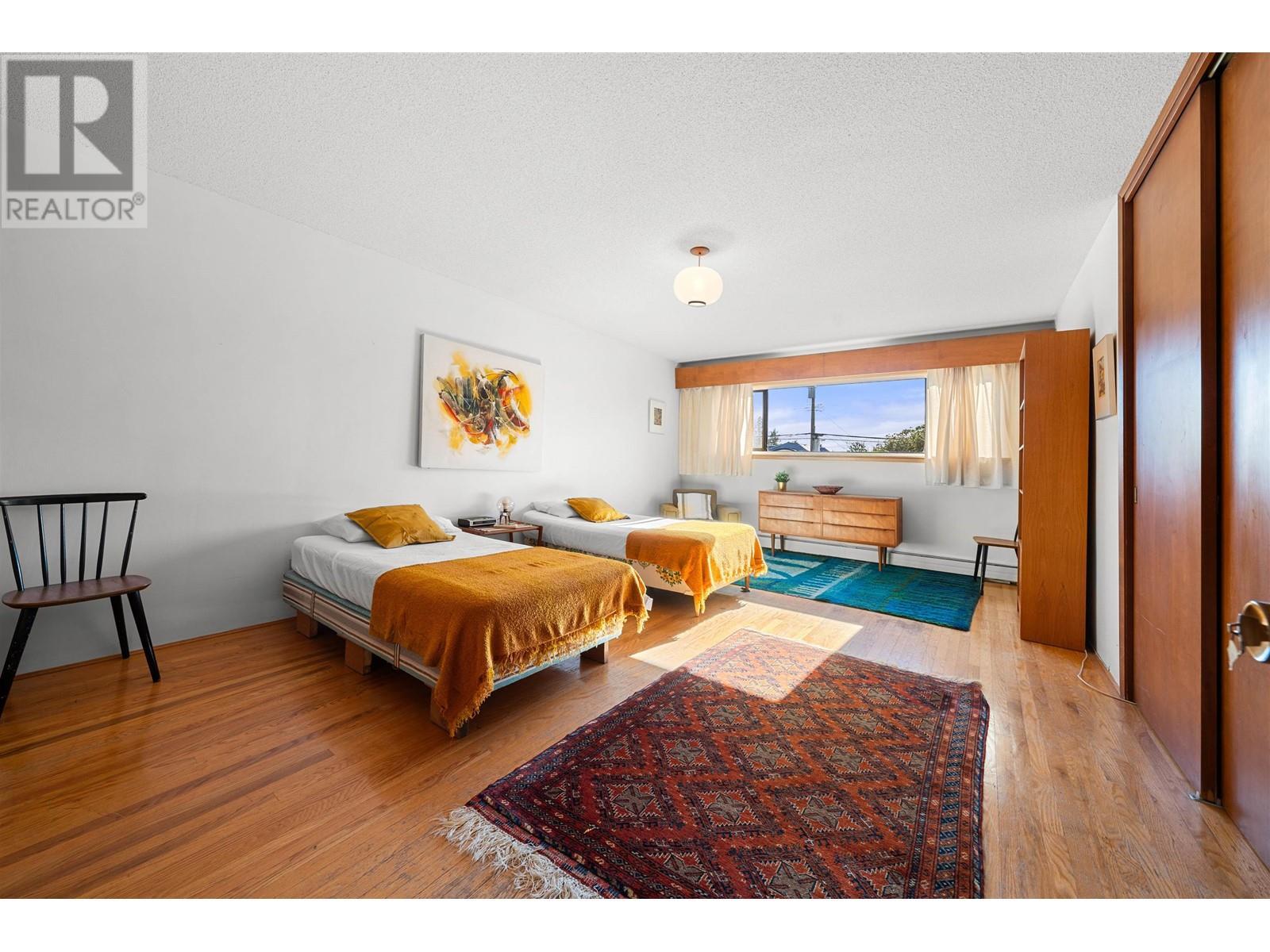












945 GROVELAND ROAD

,
West Vancouver,




British Columbia
V7S1Y9

