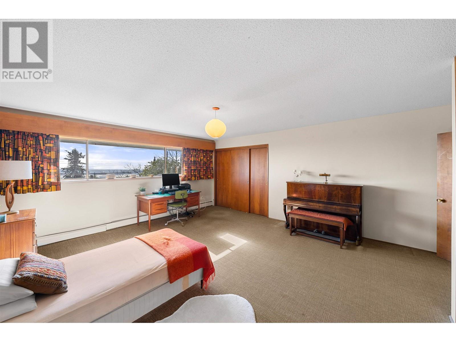 












945 GROVELAND ROAD

,
West Vancouver,




British Columbia
V7S1Y9


