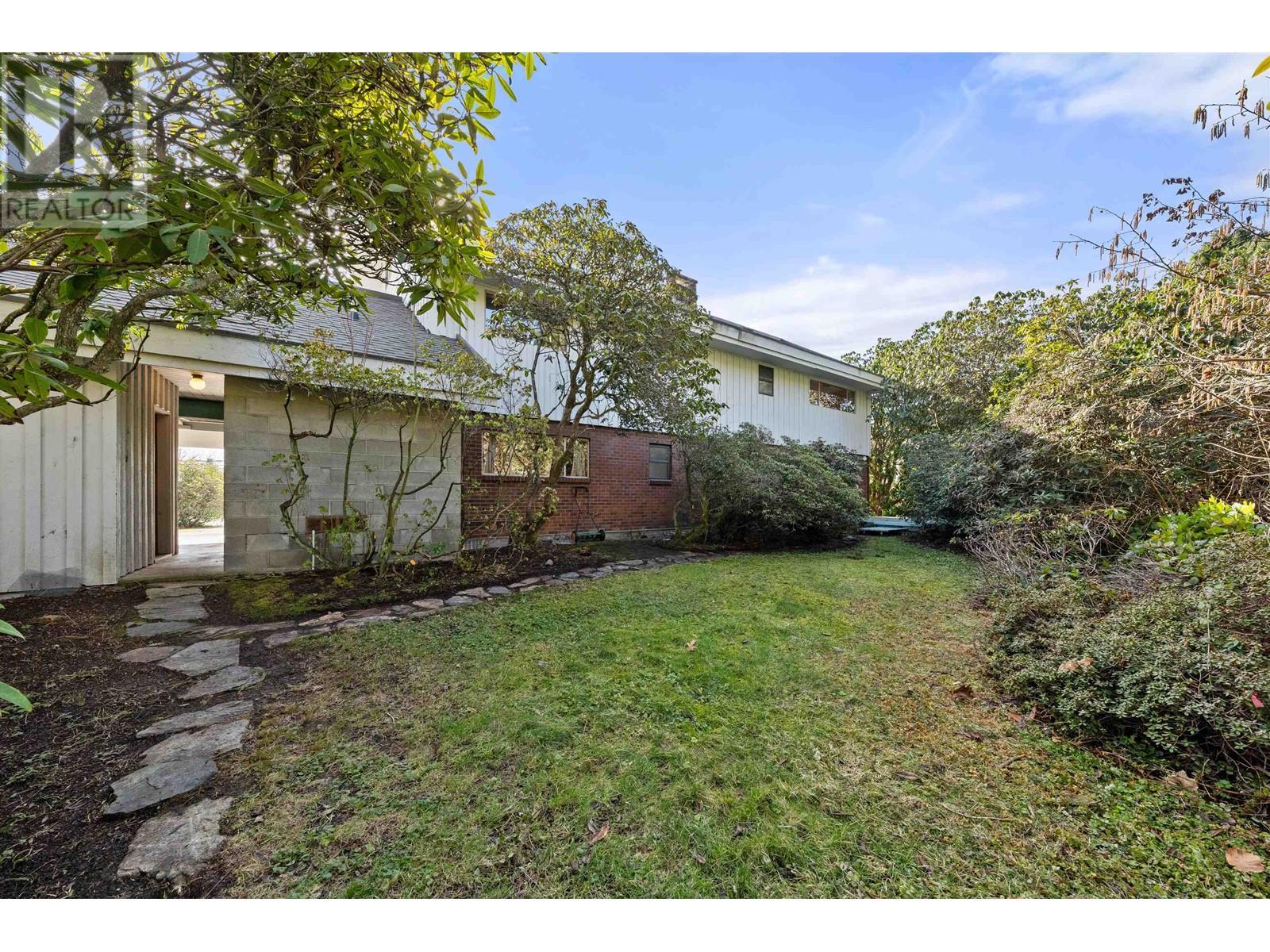 












945 GROVELAND ROAD

,
West Vancouver,




British Columbia
V7S1Y9

