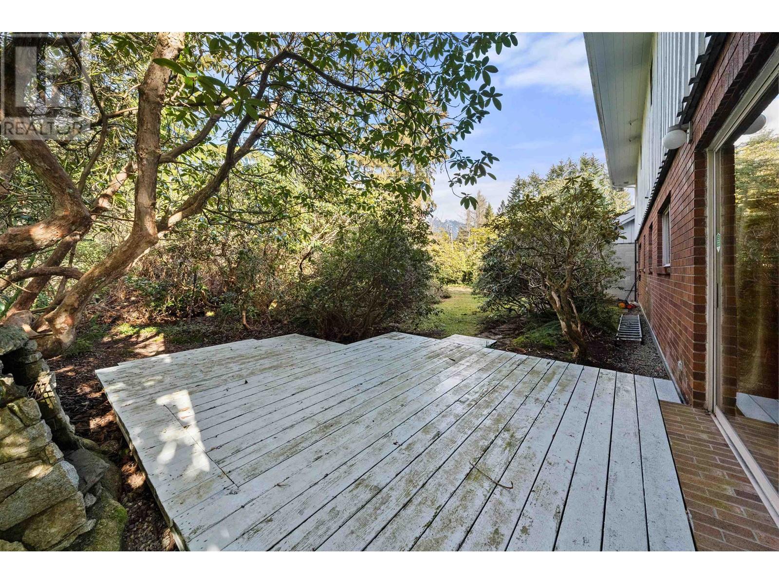 












945 GROVELAND ROAD

,
West Vancouver,




British Columbia
V7S1Y9

