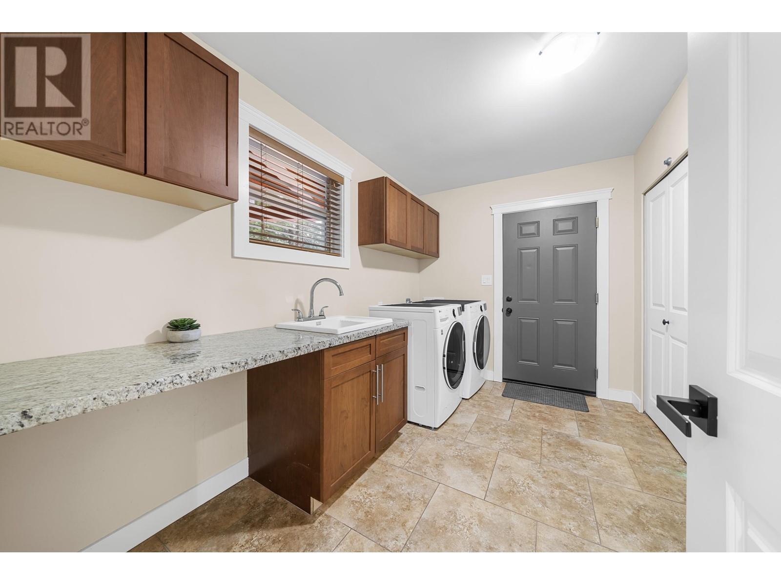 












1782 DEPOT ROAD

,
Squamish,




British Columbia
V0N1T0

