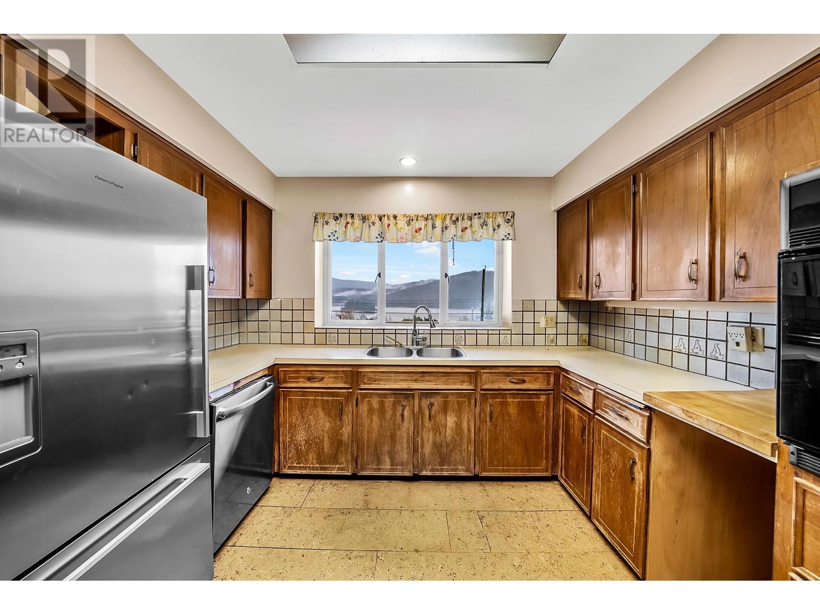 












645 BAYCREST DRIVE

,
North Vancouver,




British Columbia
V7G1N7

