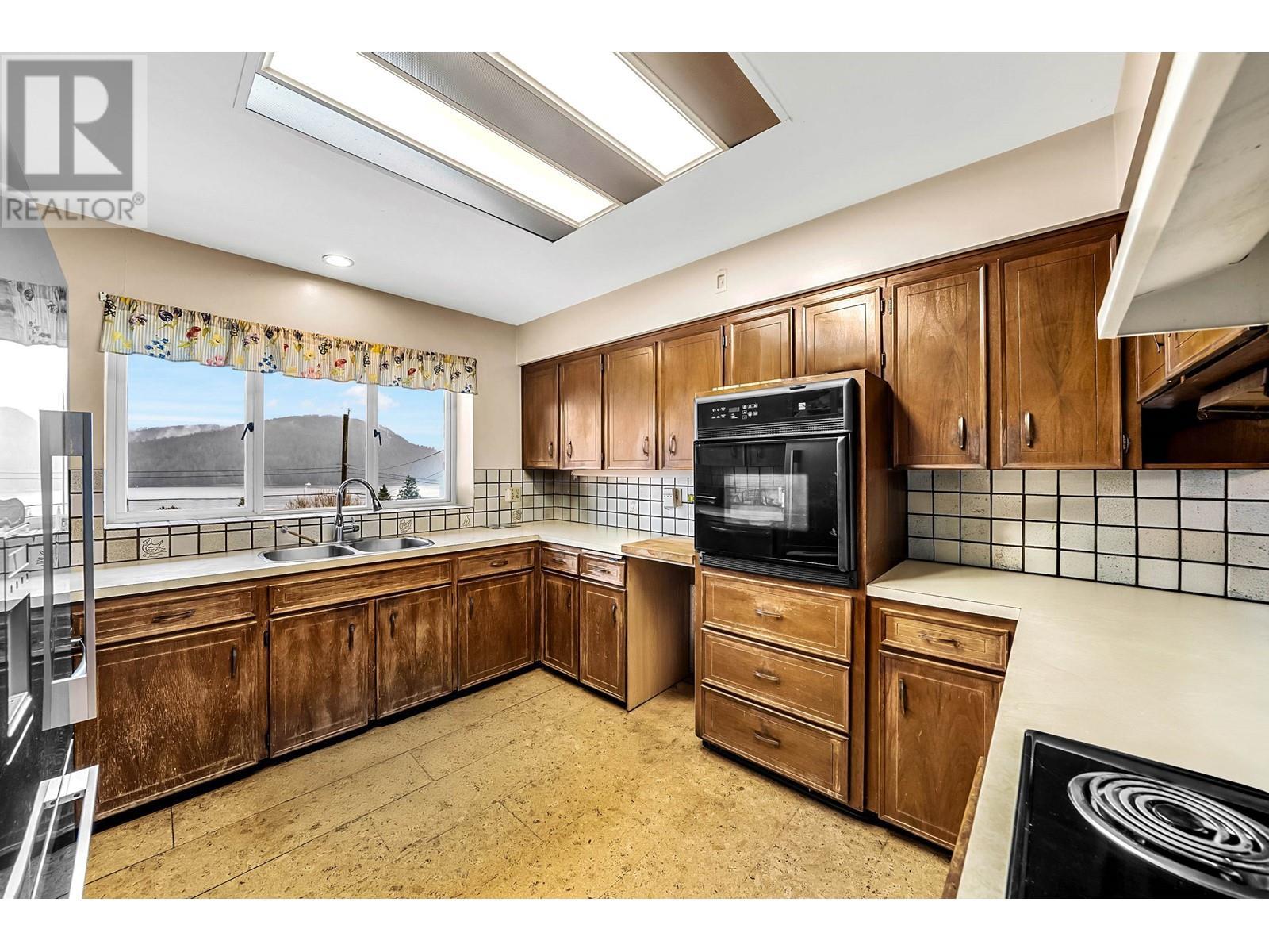 












645 BAYCREST DRIVE

,
North Vancouver,




British Columbia
V7G1N7

