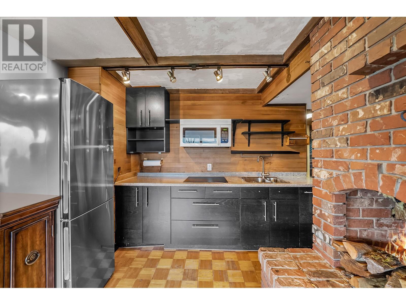 












645 BAYCREST DRIVE

,
North Vancouver,




British Columbia
V7G1N7

